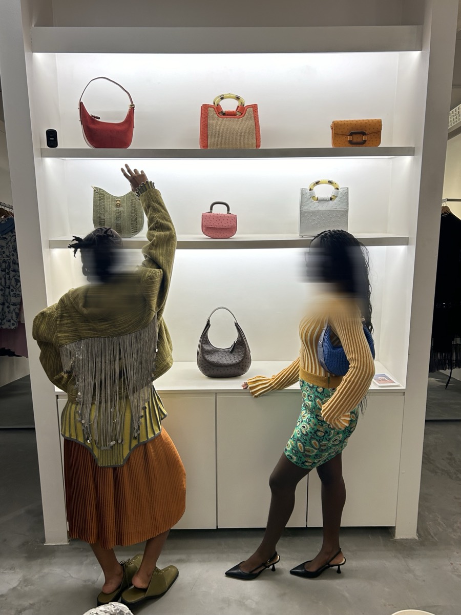 Arrival at the wall of bags in the concept boutique
